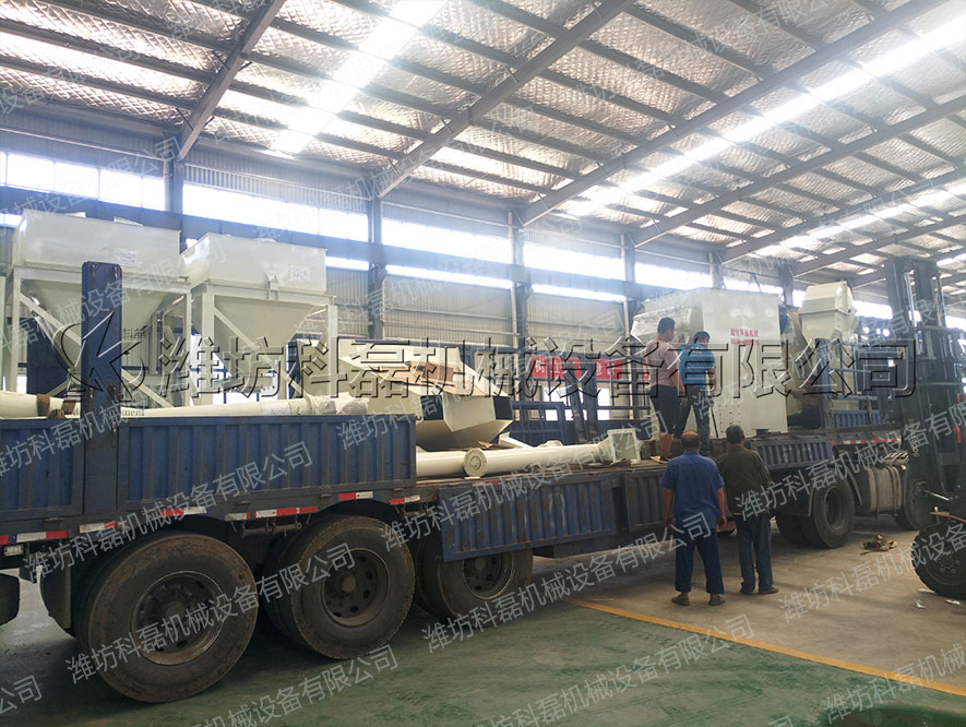 襄阳用裕橡胶(jiāo)制造有限公司(sī)攪拌、輸送整套(tào)設備發貨實拍(pai) 螺旋輸送 絞龍(lóng) 料倉 攪拌站 第(dì)2張