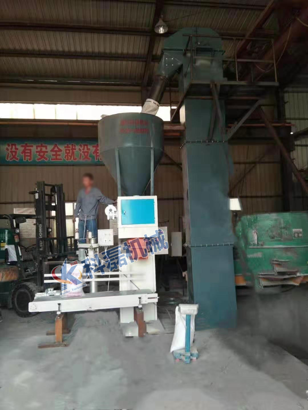 襄阳用(yong)裕橡胶(jiao)制造有(you)限公司(si)敞口袋(dài)包裝秤(cheng)包裝機(ji)使用現(xiàn)場實拍(pāi) 第3張