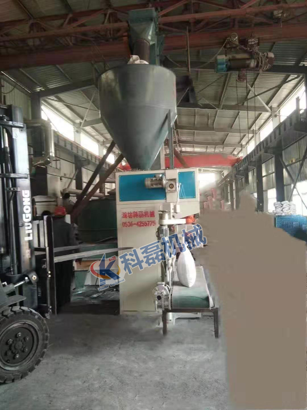 襄阳(yáng)用裕橡(xiang)胶制造(zao)有限公(gōng)司敞口(kǒu)袋包裝(zhuāng)秤包裝(zhuang)機使用(yong)現場實(shi)拍 第2張(zhāng)