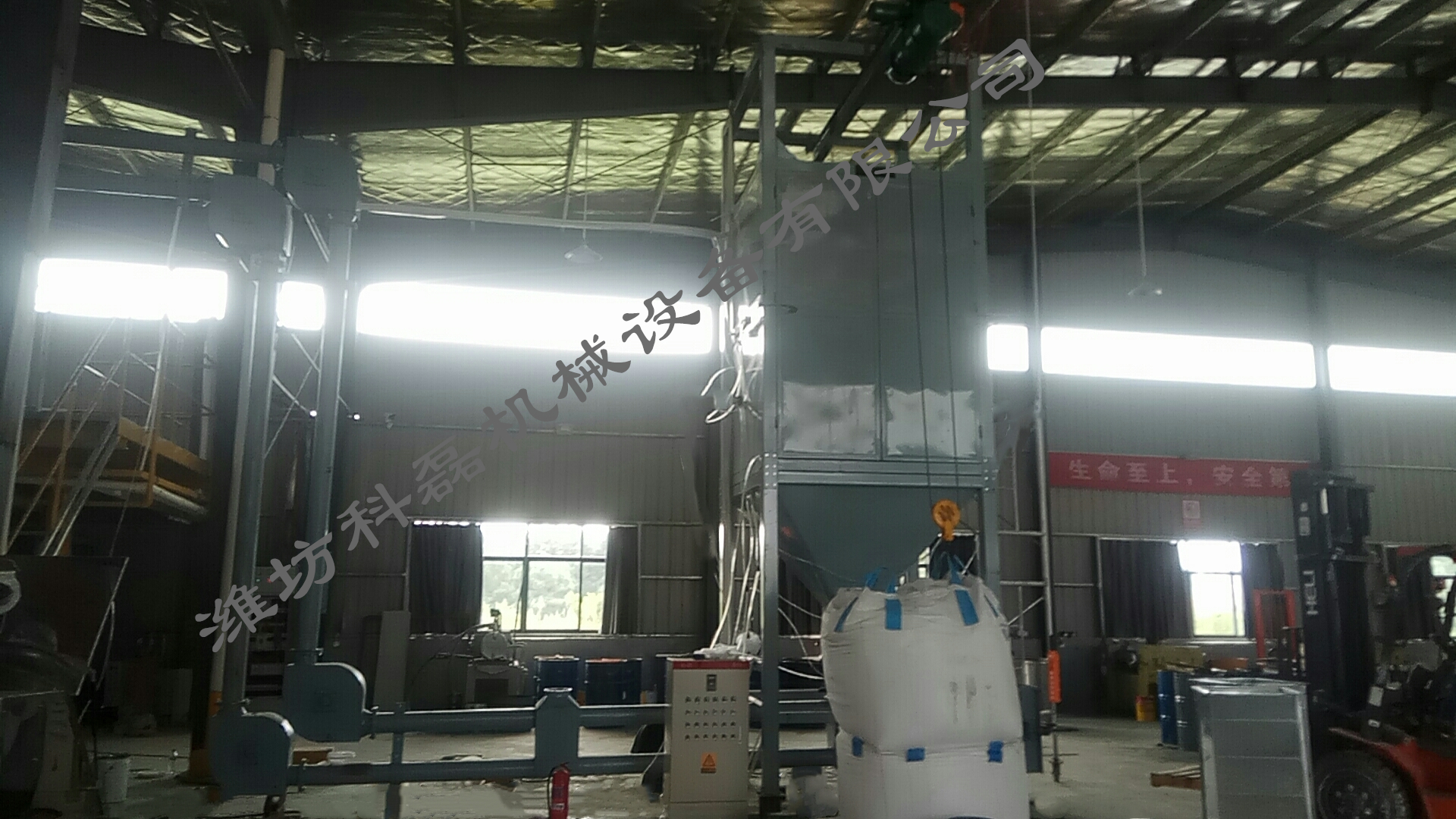 襄阳用裕(yu)橡胶制造有限公(gōng)司管鏈輸送機噸(dūn)袋拆包機使用現(xiàn)場實拍 第4張