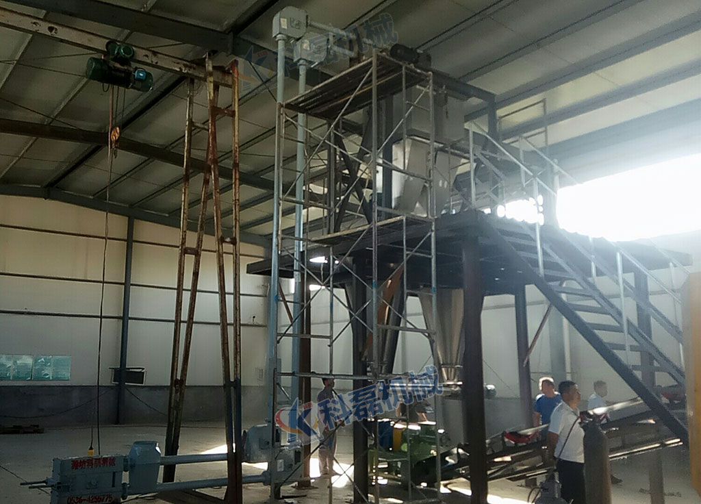 襄阳用(yòng)裕橡胶制造(zào)有限公司管(guan)鏈輸送機客(ke)戶安裝使用(yong)現場實拍 第(dì)3張