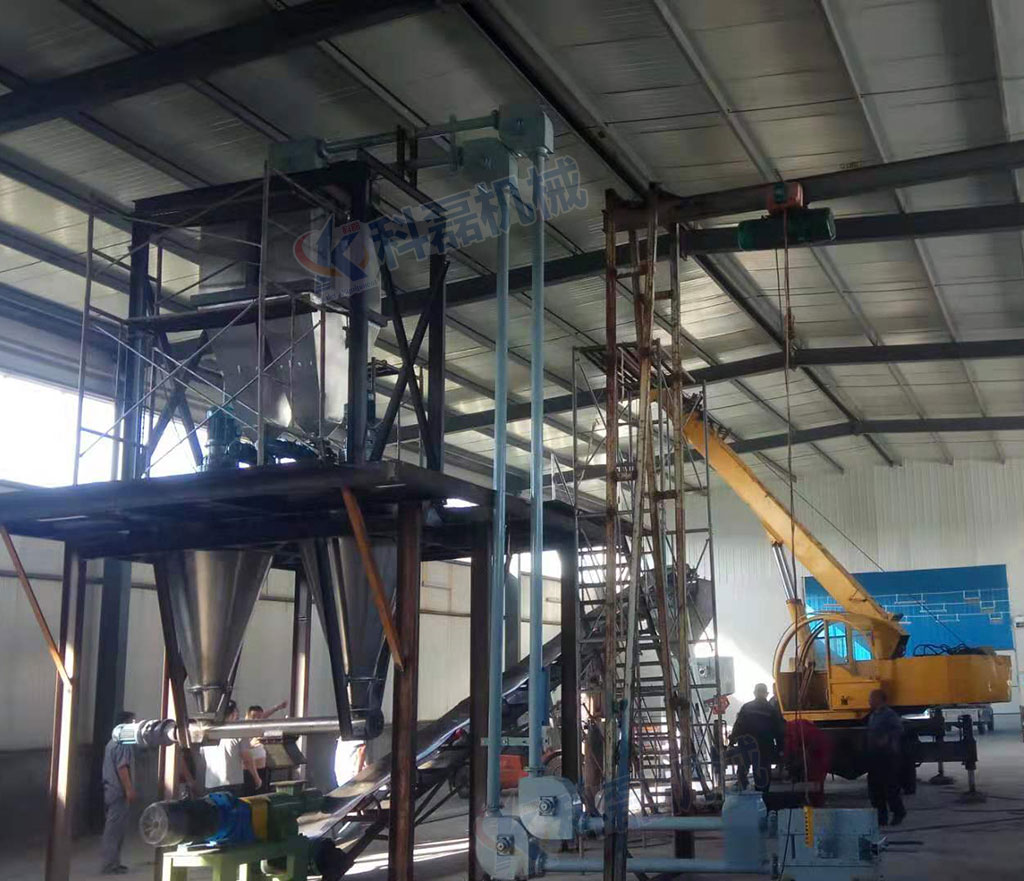 襄阳(yáng)用裕橡胶制(zhì)造有限公司(si)管鏈輸送機(jī)客戶安裝使(shi)用現場實拍(pai) 第1張