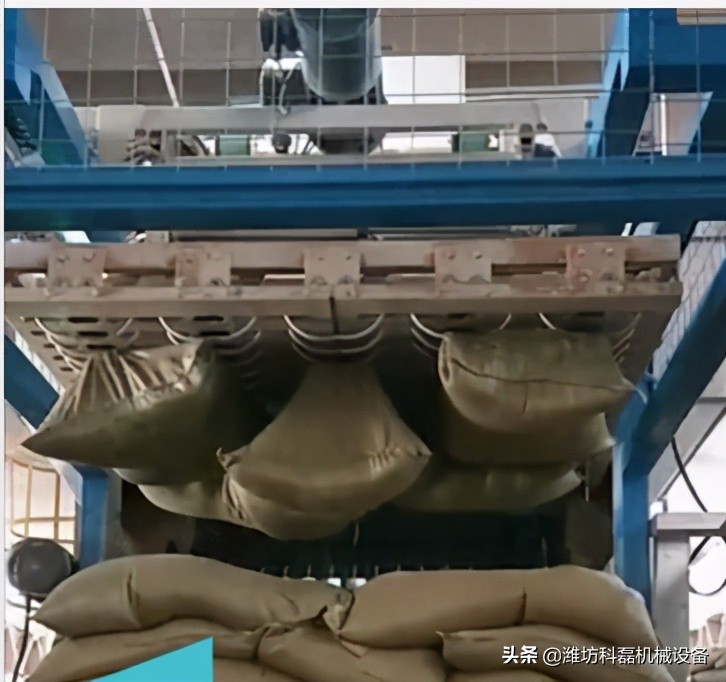 自(zi)動拆包機(ji)和自動拆(chai)垛機結合(he)适用快速(sù)拆袋卸料(liào)效率高 第(dì)1張