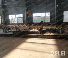 襄阳用裕(yu)橡胶制造(zao)有限公司(sī)螺旋輸送(sòng)機絞龍焊(han)接車間