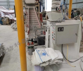 襄(xiang)阳用裕(yù)橡胶制(zhì)造有限(xian)公司小(xiao)螺杆閥(fá)口袋包(bao)裝機客(ke)戶使用(yong)現場