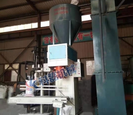 襄(xiāng)阳用裕(yù)橡胶制(zhi)造有限(xian)公司敞(chang)口袋包(bao)裝秤包(bao)裝機使(shǐ)用現場(chǎng)實拍