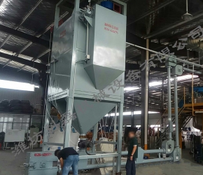 襄(xiang)阳用裕橡(xiang)胶制造有(yǒu)限公司管(guan)鏈輸送機(ji)噸袋拆包(bāo)機使用現(xian)場實拍